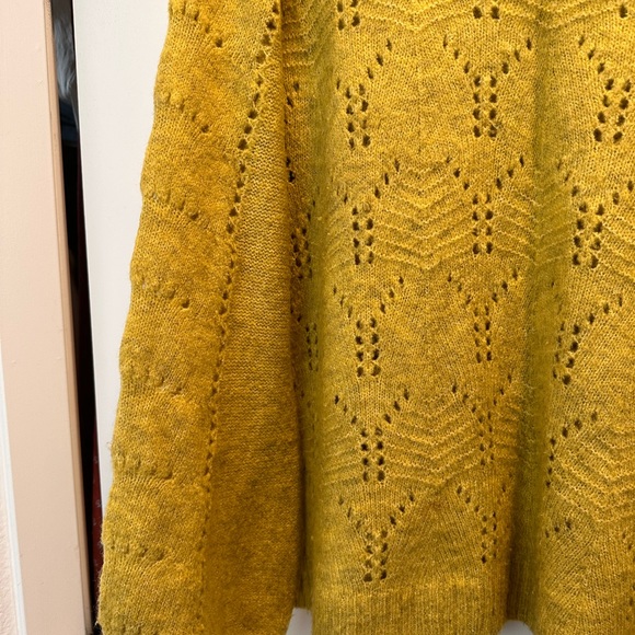 GAP eyelet sweater in mustard yellow XL in great condition - Picture 3 of 4